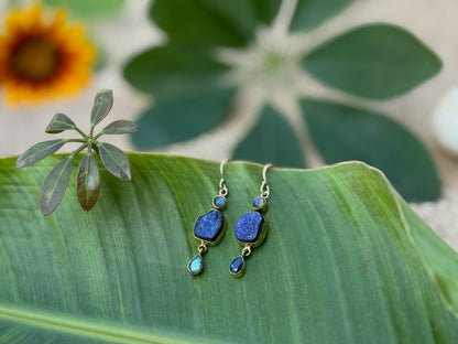 Ohrringe mit Rohstein aus Messing, Hängeohrringe mit Steinen, Lapis Lazuli und Labradorit