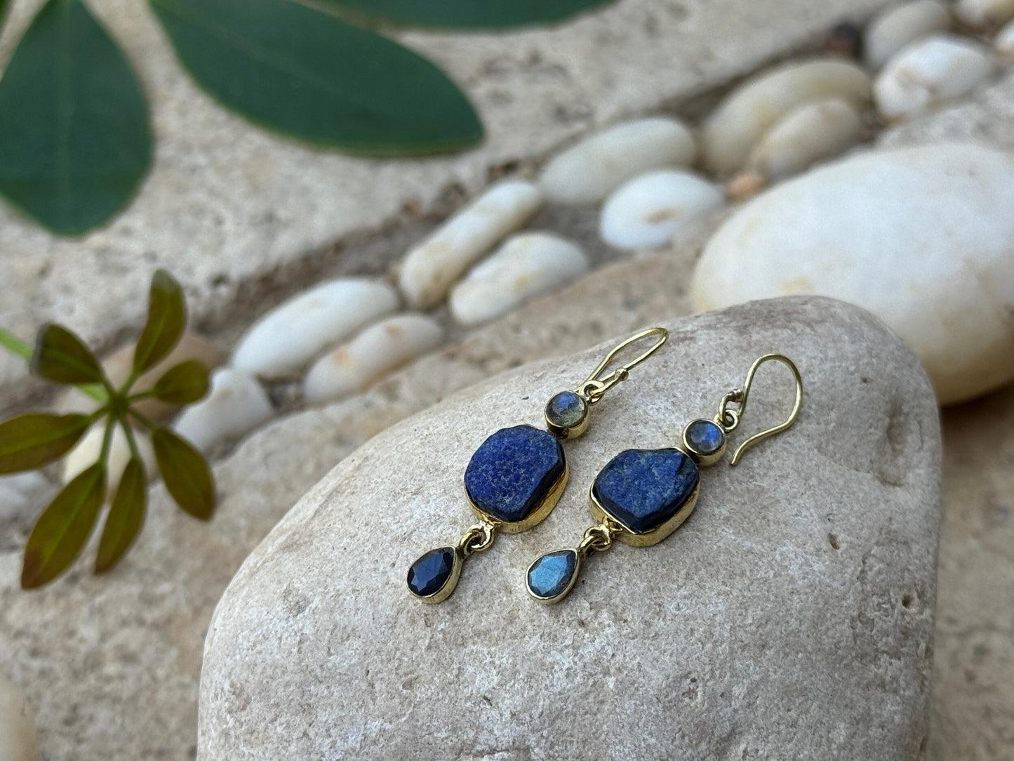 Ohrringe mit Rohstein aus Messing, Hängeohrringe mit Steinen, Lapis Lazuli und Labradorit