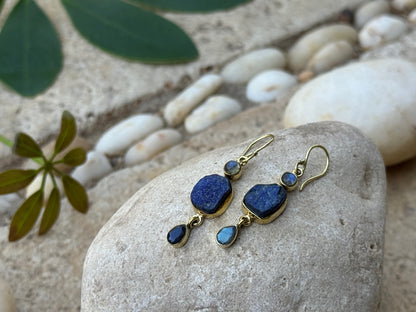 Ohrringe mit Rohstein aus Messing, Hängeohrringe mit Steinen, Lapis Lazuli und Labradorit