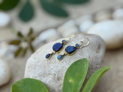 Ohrringe mit Rohstein aus Messing, Hängeohrringe mit Steinen, Lapis Lazuli und Labradorit