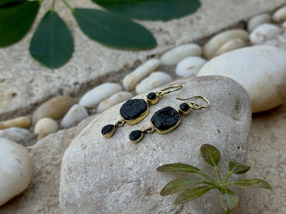 Ohrringe mit Rohstein aus Messing, Hängeohrringe mit Steinen, schwarzer Turmalin und Onyx