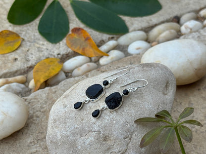 Ohrringe mit Rohstein aus Silber, Hängeohrringe mit Steinen, schwarzer Turmalin und Onyx