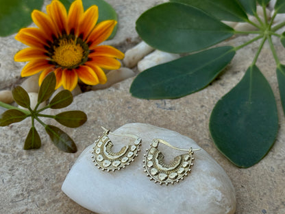 kleine orientalische Creolen aus Messing mit feinen Details