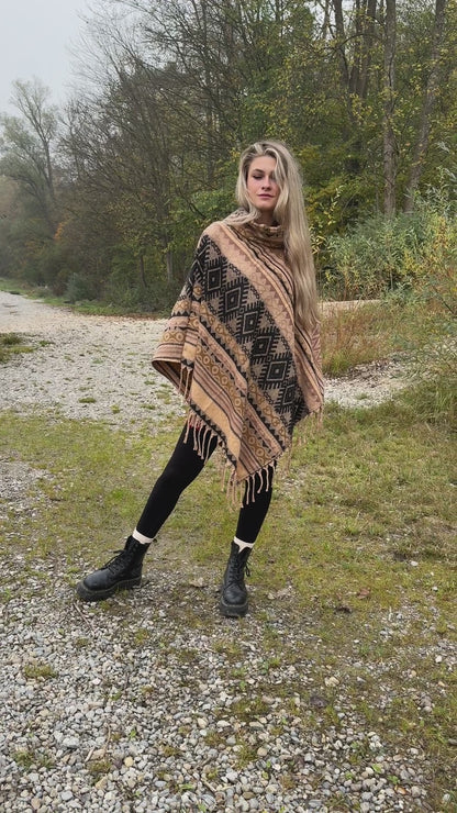 half-length, plain-colored knitted sweater with hood and thumbholes in rosé red 