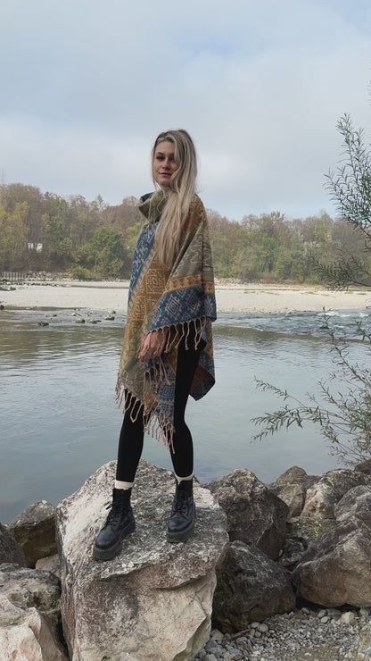 half-length, plain-colored knitted sweater with hood and thumbholes in rosé red 