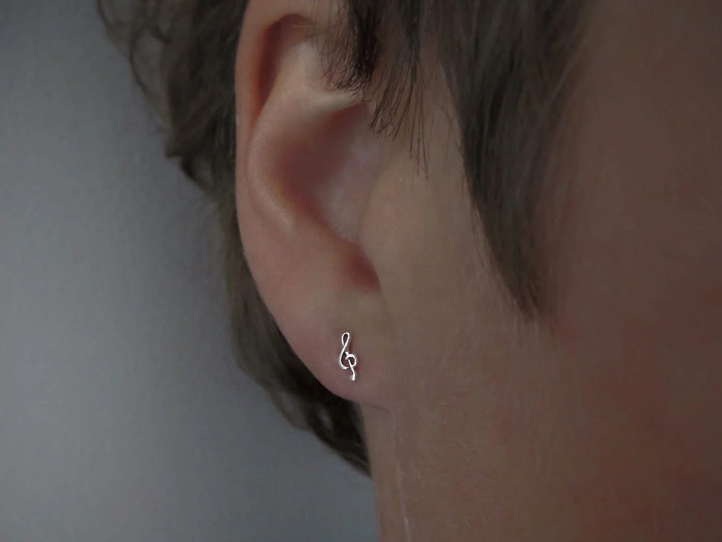 schlichte Ohrstecker kleine Notenschlüssel aus Silber