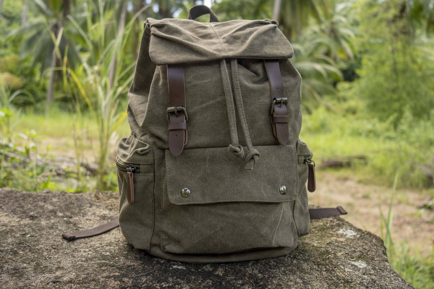 grosser lässiger Canvas Rucksack mit Riemen in khaki grün