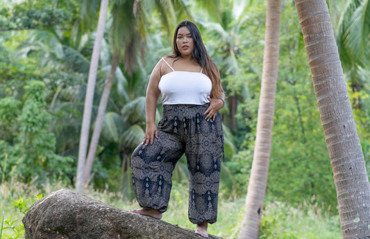 PLUS SIZE harem pants with a delicate pattern in black