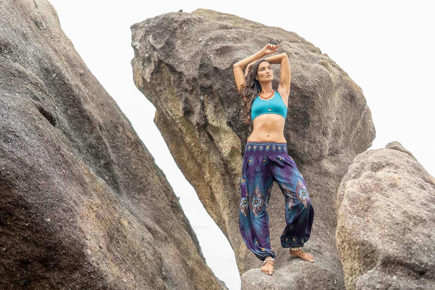 Airy harem pants with a peacock pattern in purple