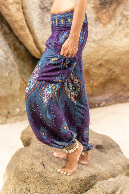 Airy harem pants with a peacock pattern in purple