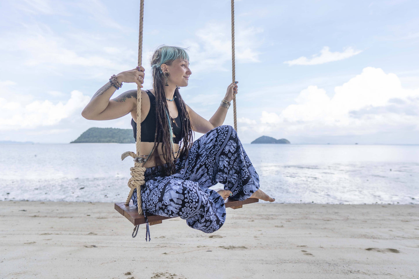 Airy harem pants with an elephant pattern in dark blue with pockets