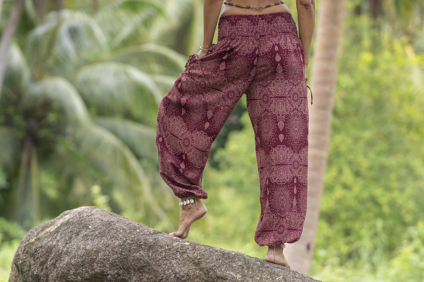 Airy harem pants with a filigree pattern in red