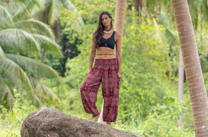 Airy harem pants with a filigree pattern in red
