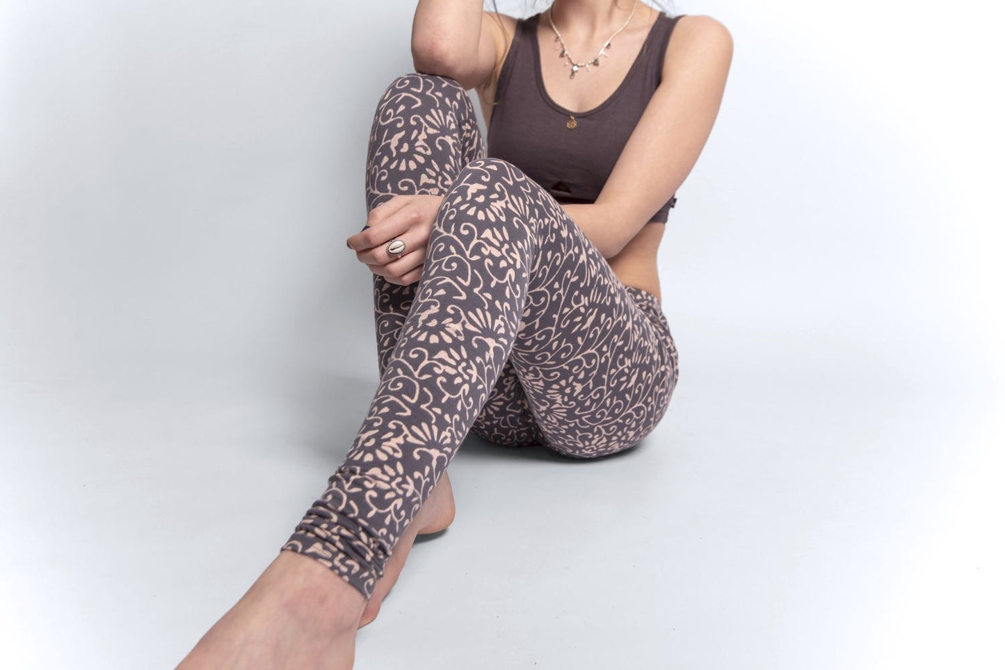 Block print leggings with floral pattern in gray 