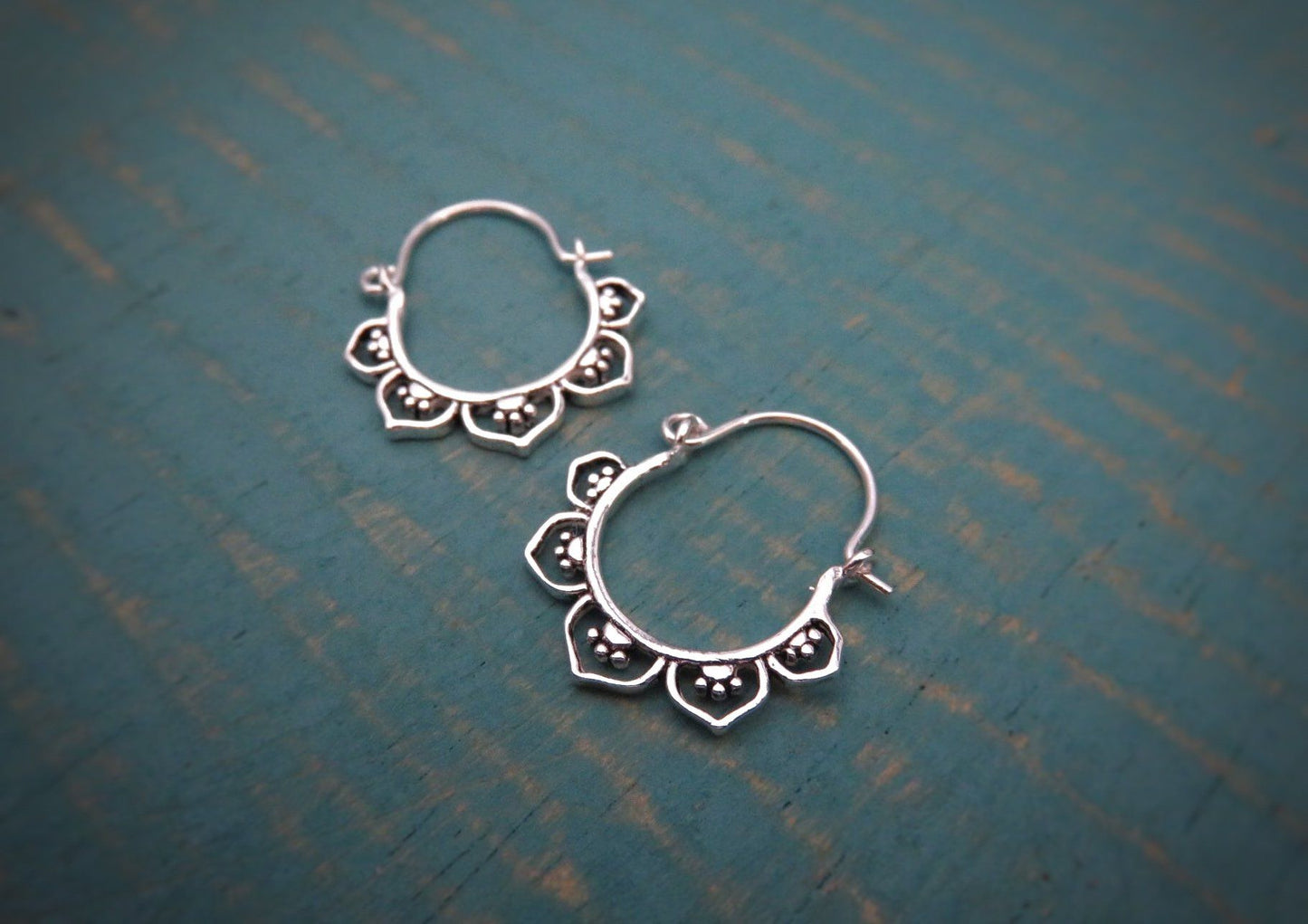 mini hoop earrings with flower pattern made of silver or silver-gold plated