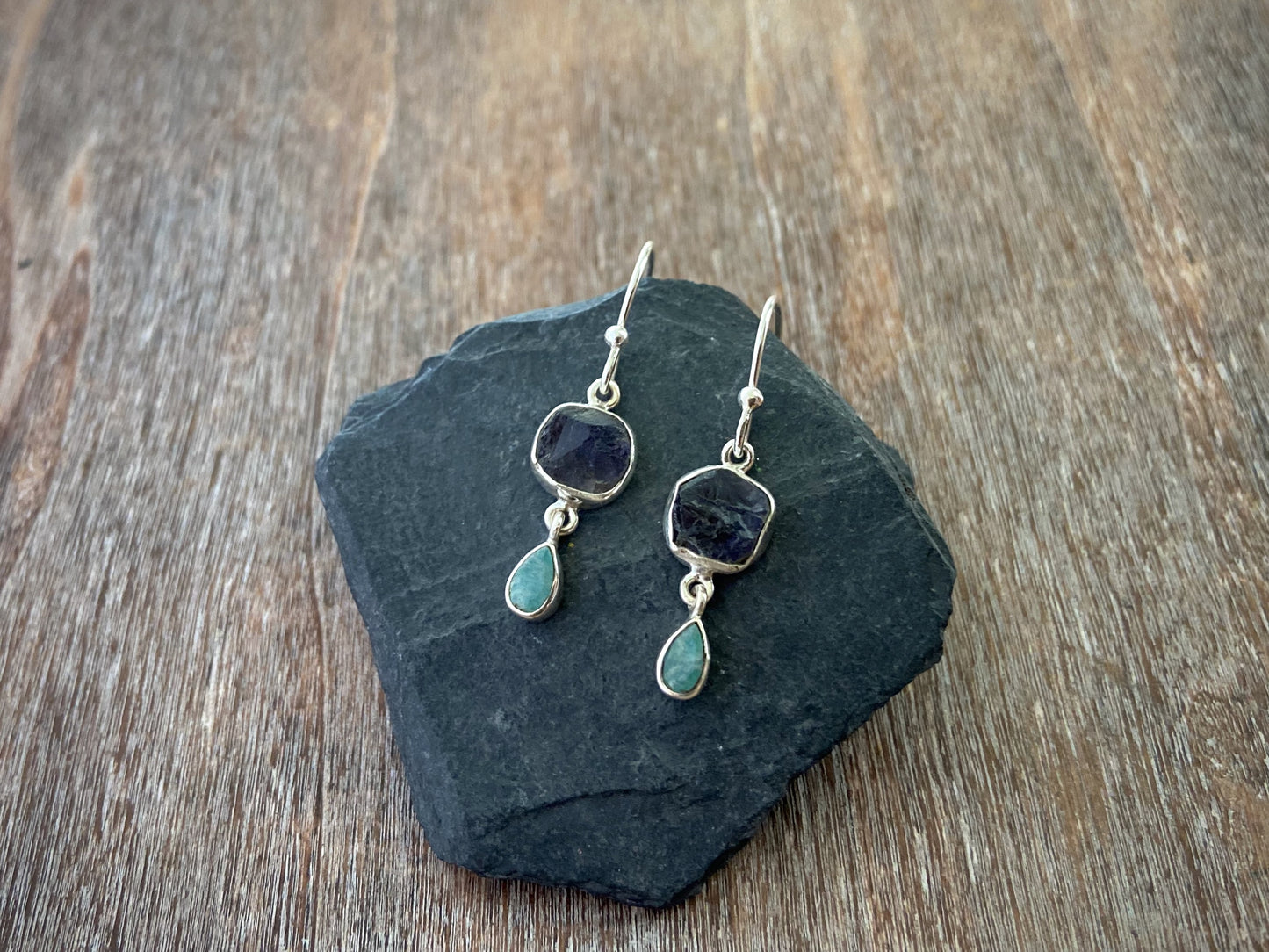 Earrings with raw stone made of silver, tanzanite, emerald 