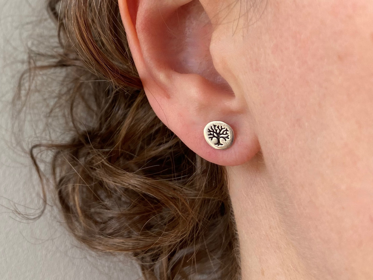 round stud earrings with the tree of life in silver 