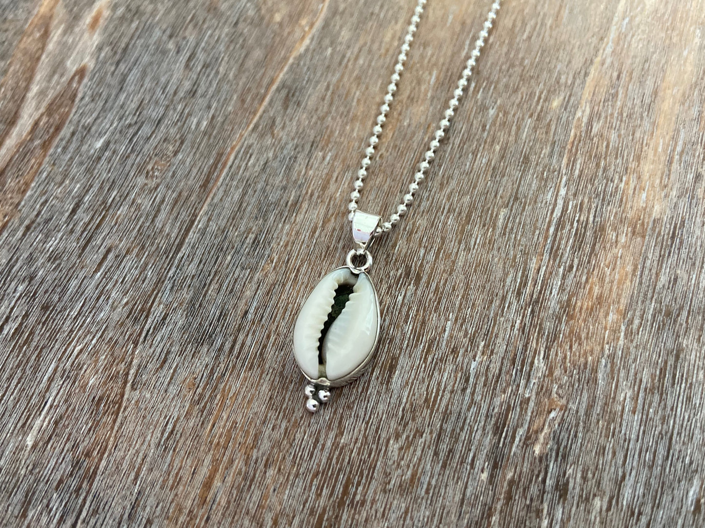 small pendant with shell made of silver 