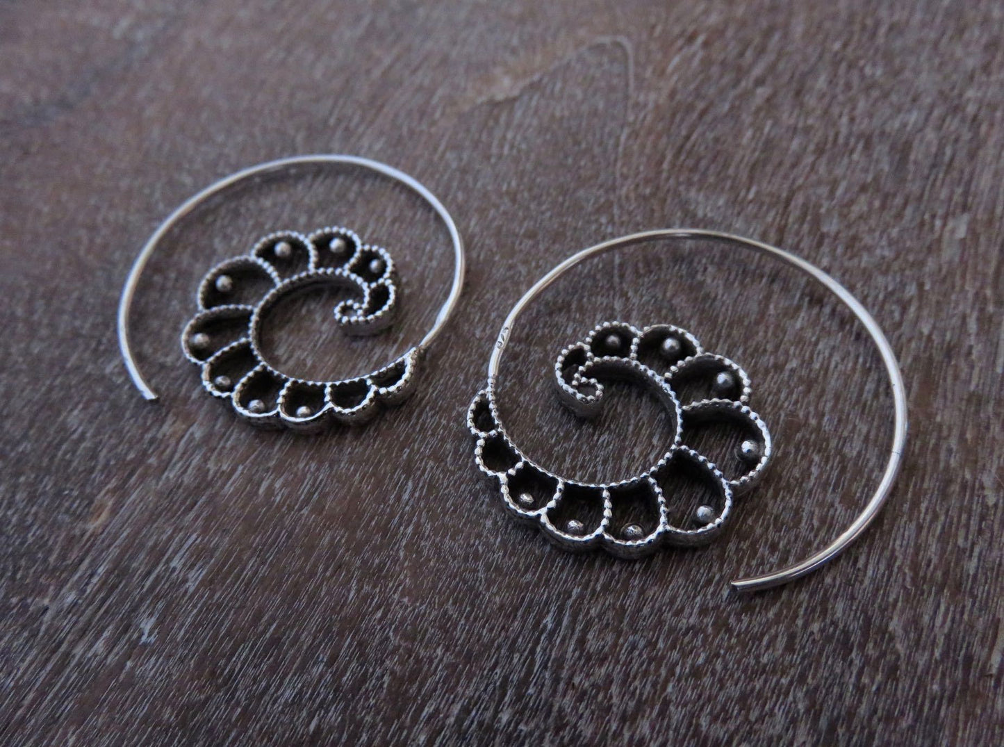 Spiral earrings with dot pattern made of silver 