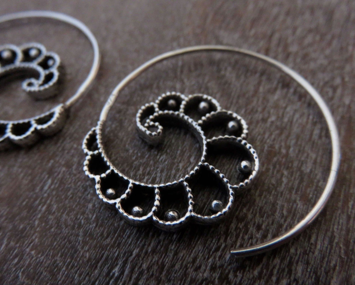 Spiral earrings with dot pattern made of silver 