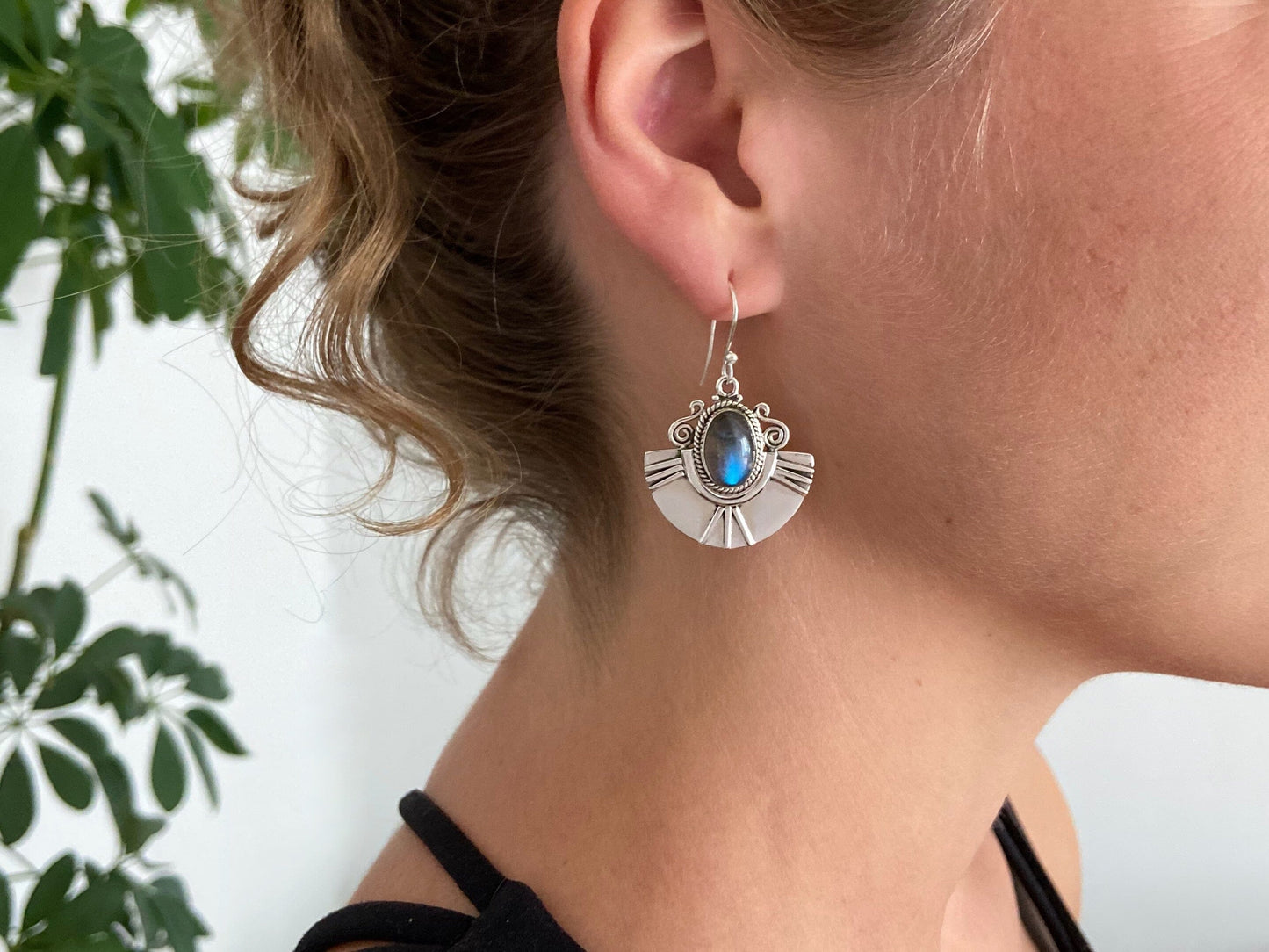 Fan-shaped earrings with oval stone made of silver 