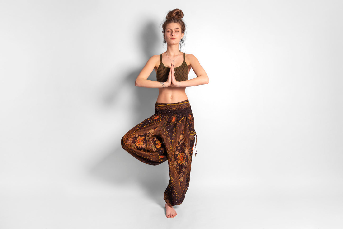 Yoga top with the pattern of the flower of life olive green 