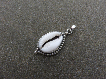 Pendant with a set shell decorated with silver dots 