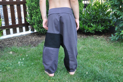 Comfortable sweat pants for children in gray/black 