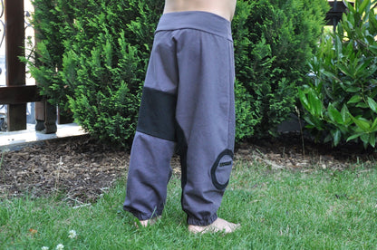 Comfortable sweat pants for children in gray/black 
