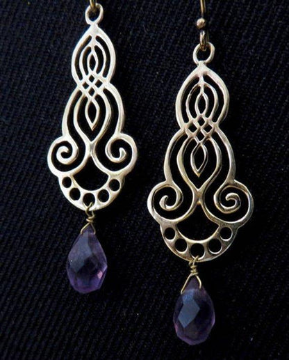patterned earrings with dangling stone made of brass 
