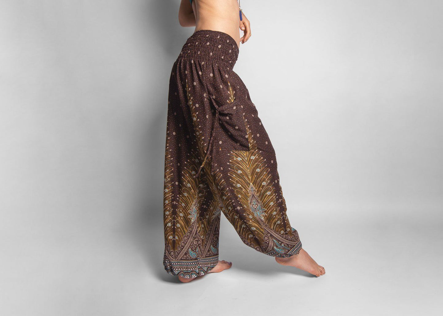 Airy harem pants with a peacock pattern in brown