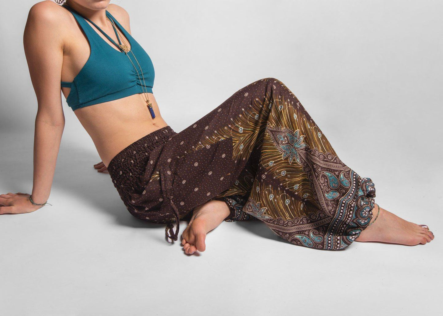 Airy harem pants with a peacock pattern in brown