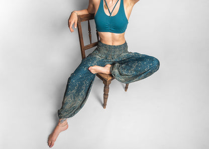 Airy harem pants with a floral pattern in turquoise with pockets