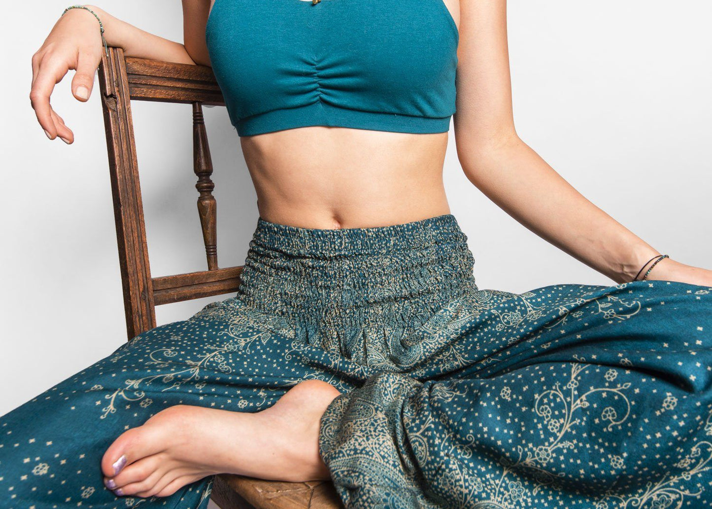 Airy harem pants with a floral pattern in turquoise with pockets