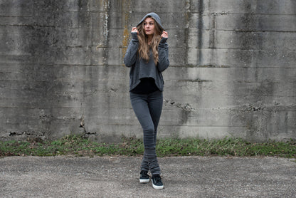 half-length, plain-colored knitted sweater with hood and thumbholes in gray 