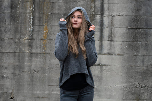 half-length, plain-colored knitted sweater with hood and thumbholes in gray 