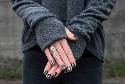 half-length, plain-colored knitted sweater with hood and thumbholes in gray 