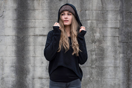 half-length, plain-colored knitted sweater with hood and thumbholes in black 
