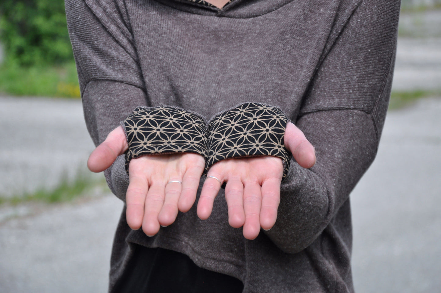 half-length knitted sweater with hood in brown 