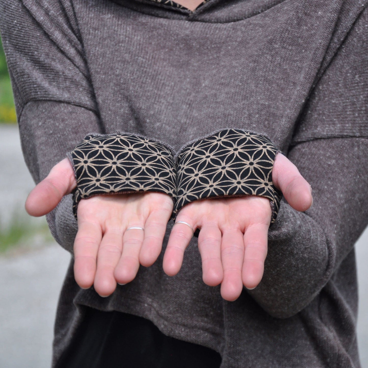 half-length knitted sweater with hood in brown 