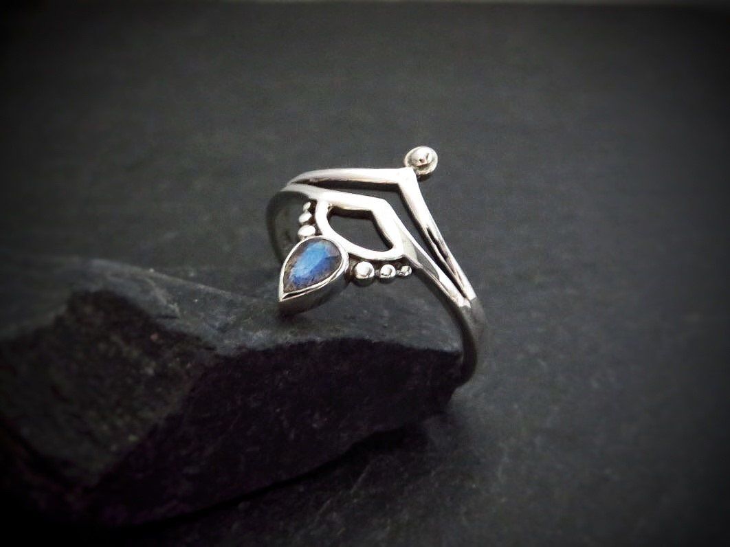 Silver ring with teardrop-shaped labradorite stone 