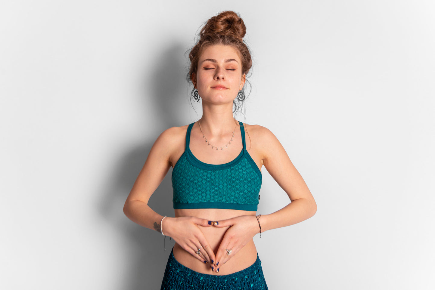 Yoga top with the pattern of the flower of life turquoise/white 