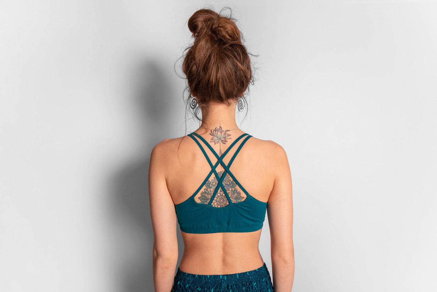 Yoga top with the pattern of the flower of life turquoise/white 