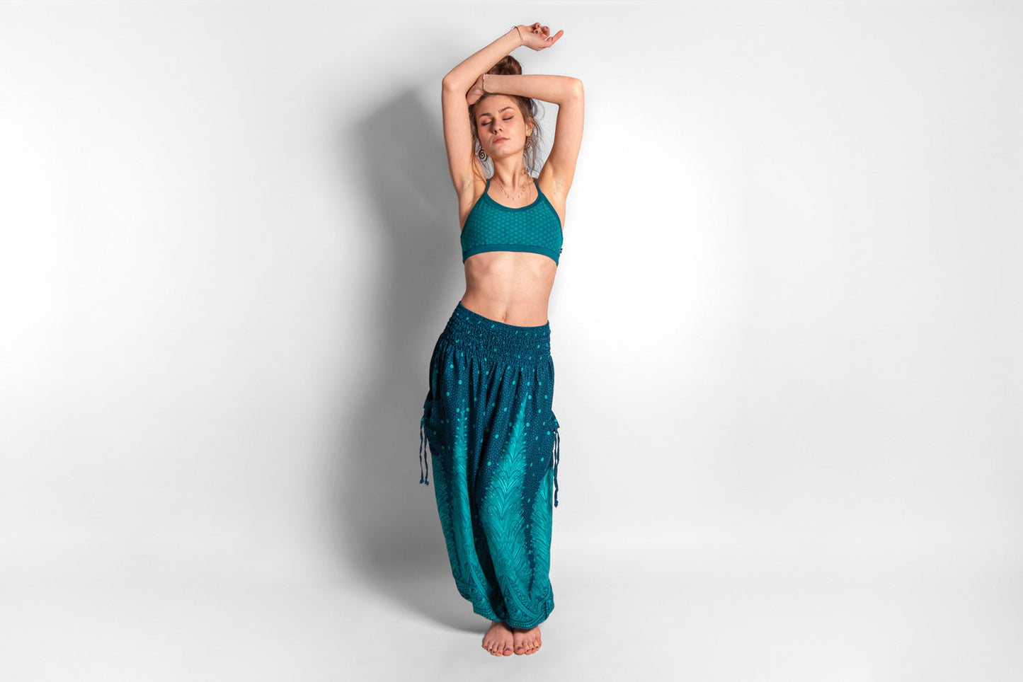 Yoga top with the pattern of the flower of life turquoise/white 