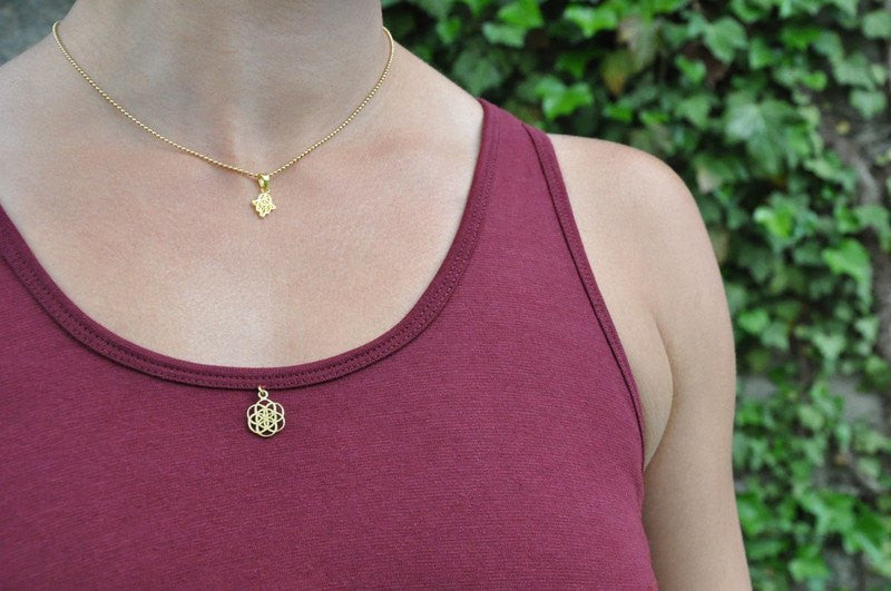 Yoga top with back pattern and brass elements in dark red