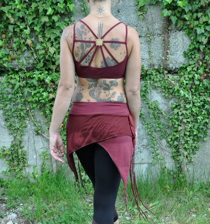 Yoga top with back pattern and brass elements in dark red