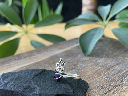 Toe ring with small stone and flower made of silver 