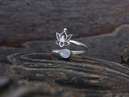 Toe ring with small stone and flower made of silver 