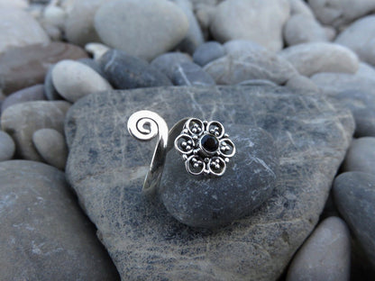 Zehenring mit Blume und Spirale aus Silber