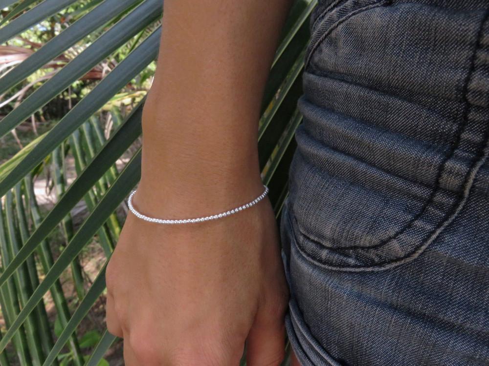 Bracelet with small beads made of silver carabiners 